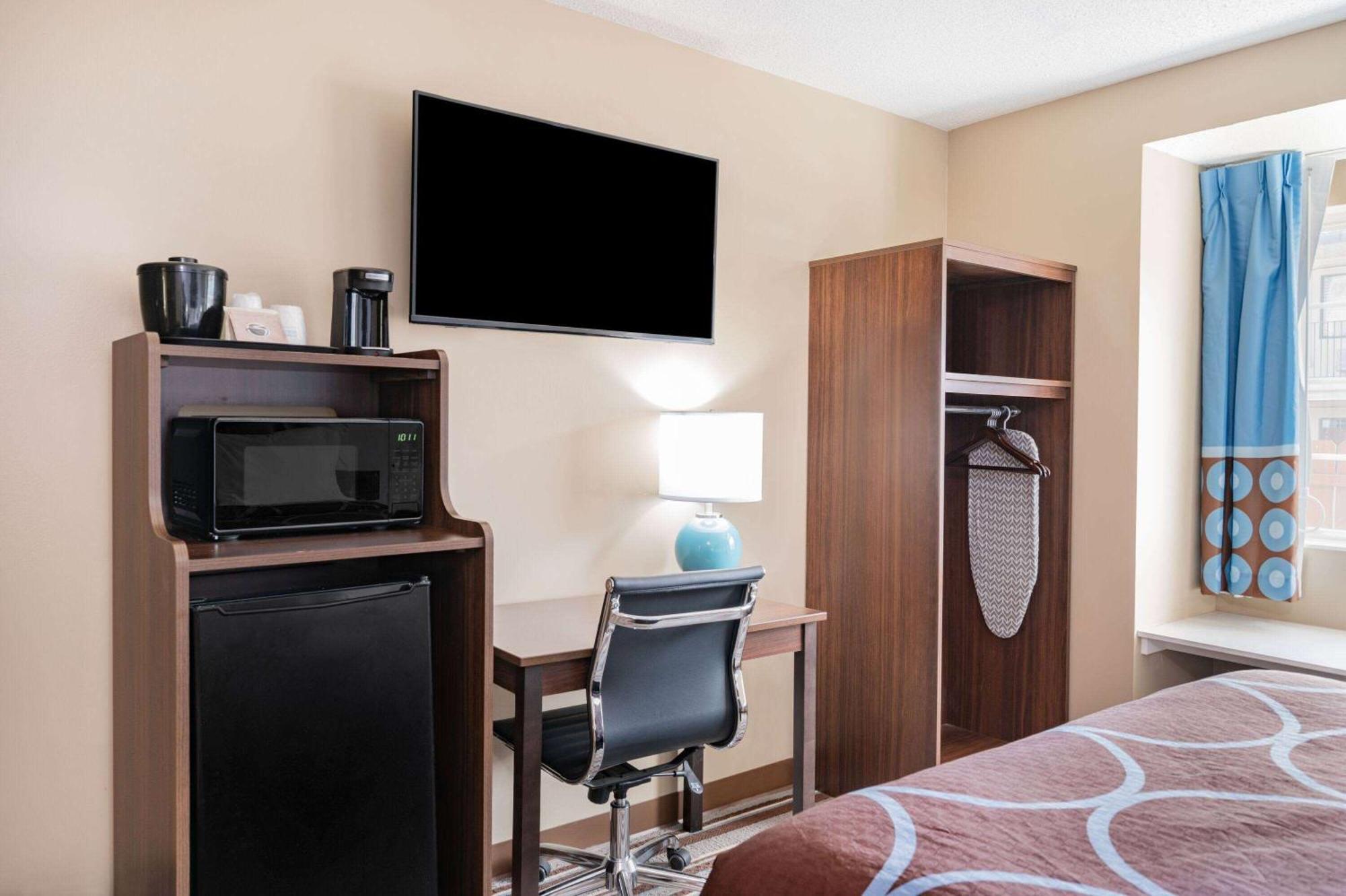 Super 8 By Wyndham Joliet Hotell Exteriör bild