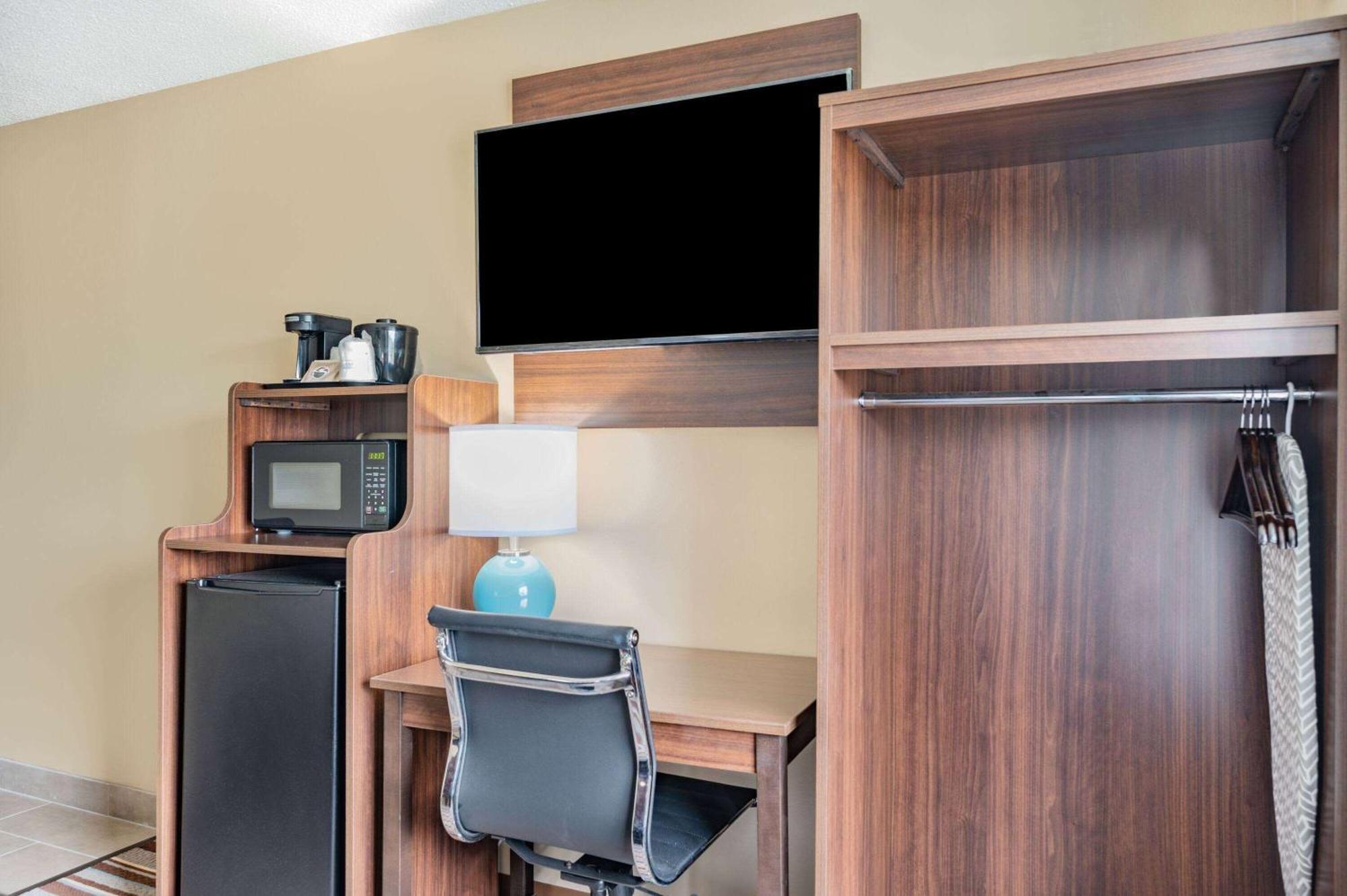 Super 8 By Wyndham Joliet Hotell Exteriör bild